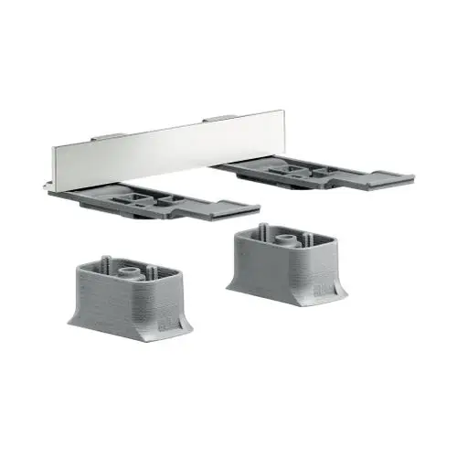 AXOR Universaladapterset mit zwei grauen Basisteilen und einem gebürsteten Nickelblech zur Befestigung oder Anpassung von Armaturen.